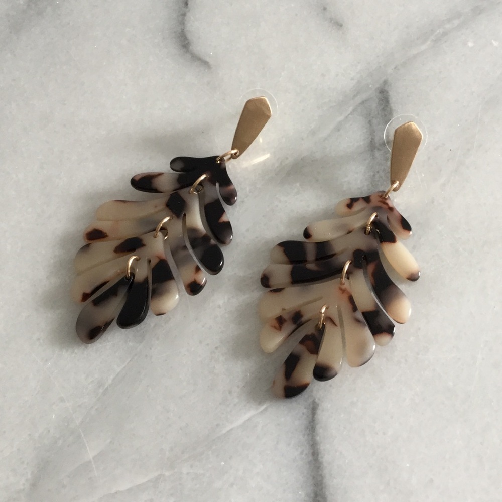 Tortoise Shell Leaf Drop Earrings NWT - Picture 4 of 4